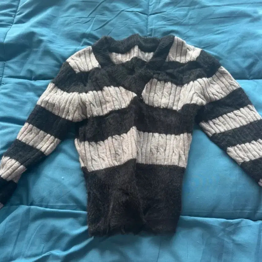 [BUNJANG] Striped Angora V-Neck Semi-Crop Knit Sweater / 줄무늬 앙고라 브이넥 세미 크롭 니트