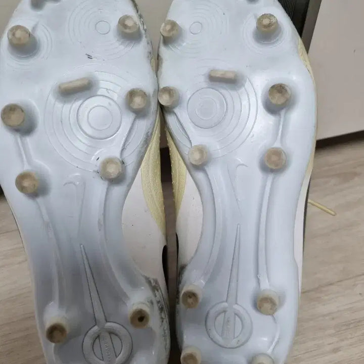 [BUNJANG] Nike Tiempo Ivory Football Boots 240 / 나이키 티엠포 축구화 아이보리색240