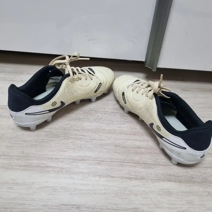 [BUNJANG] Nike Tiempo Ivory Football Boots 240 / 나이키 티엠포 축구화 아이보리색240