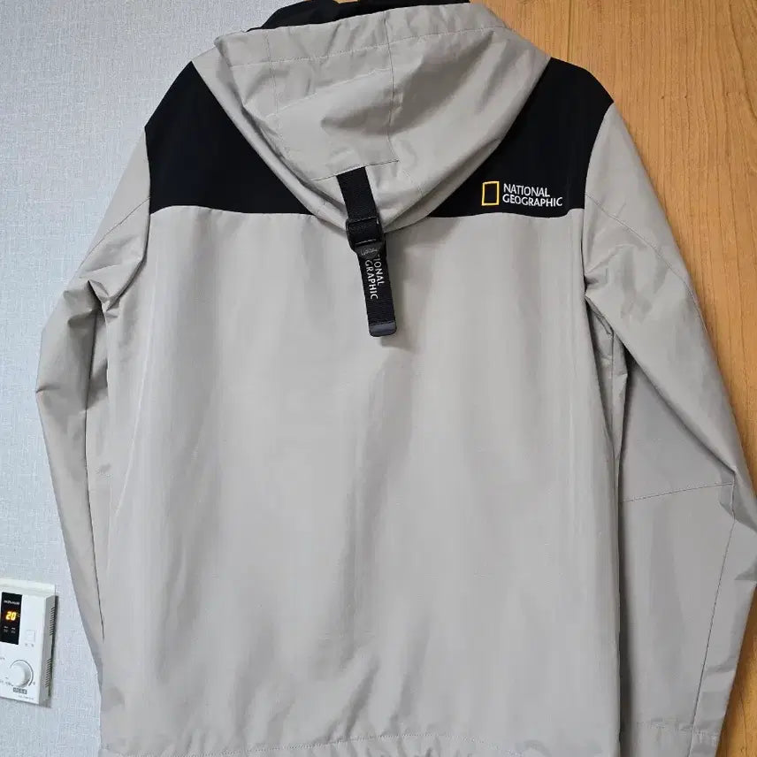[BUNJANG] National Geographic Beige Windbreaker Jacket / 내셔널지오그래픽 베이지색 바람막이