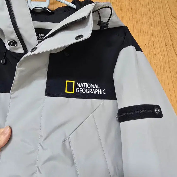 [BUNJANG] National Geographic Beige Windbreaker Jacket / 내셔널지오그래픽 베이지색 바람막이
