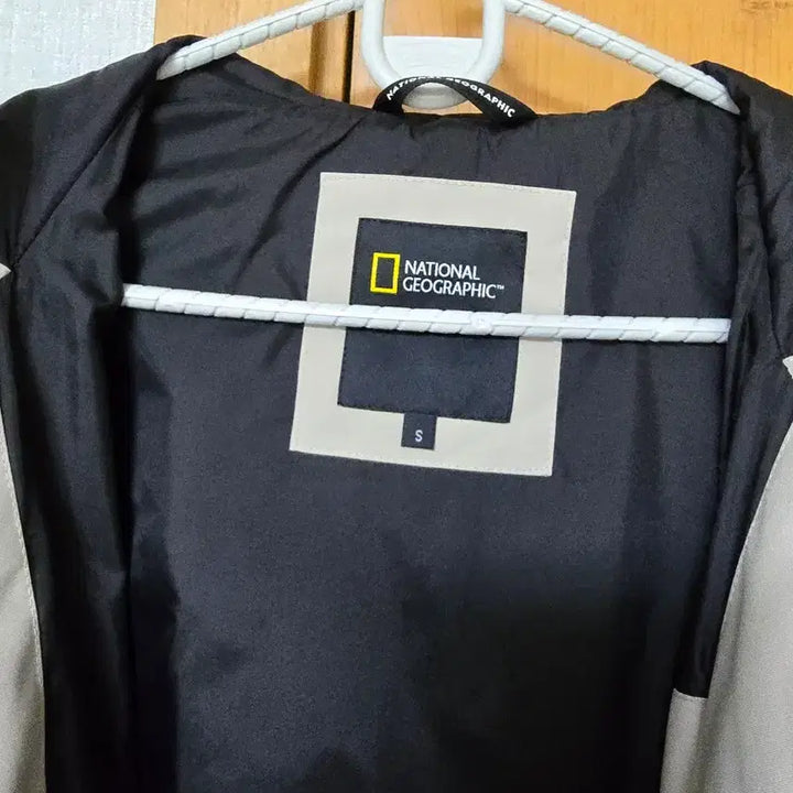 [BUNJANG] National Geographic Beige Windbreaker Jacket / 내셔널지오그래픽 베이지색 바람막이