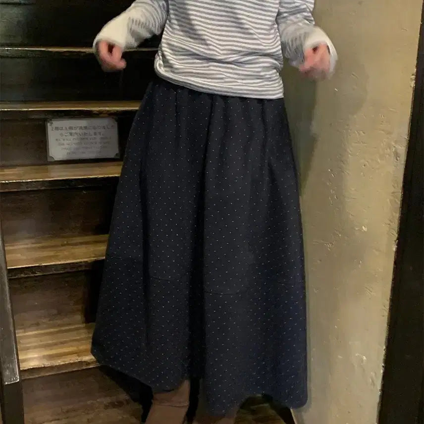[SOLD OUT] 데일리쥬 디케인 도트 플레어 기모 밴딩 롱 스커트 치마 네이비