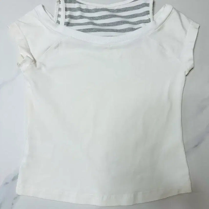 [BUNJANG] Adidas Off-Shoulder Crop Top / 아디다스 오프숄더 크롭티