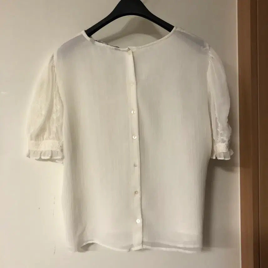 [BUNJANG] ZARA Lace Eyelet Balloon Sleeve Blouse / ZARA 자라 마랑맛 레이스 시스루 아일렛 벌룬 반팔 블라우스 자수