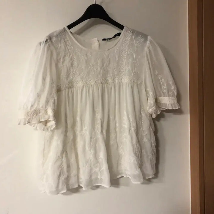 [BUNJANG] ZARA Lace Eyelet Balloon Sleeve Blouse / ZARA 자라 마랑맛 레이스 시스루 아일렛 벌룬 반팔 블라우스 자수