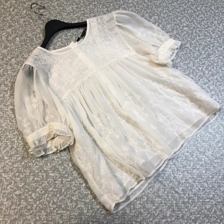 [BUNJANG] ZARA Lace Eyelet Balloon Sleeve Blouse / ZARA 자라 마랑맛 레이스 시스루 아일렛 벌룬 반팔 블라우스 자수