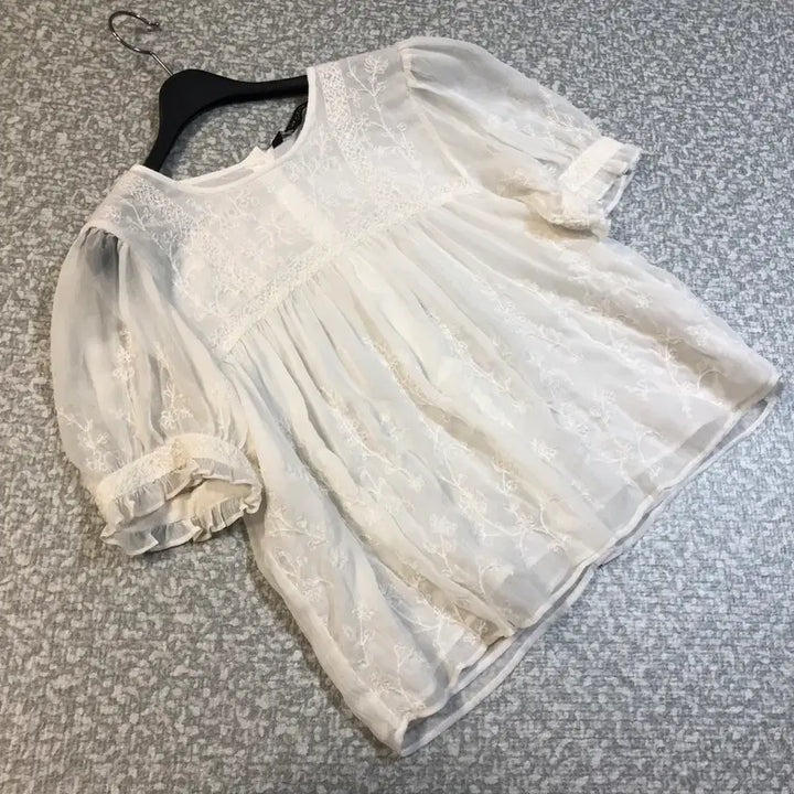 [BUNJANG] ZARA Lace Eyelet Balloon Sleeve Blouse / ZARA 자라 마랑맛 레이스 시스루 아일렛 벌룬 반팔 블라우스 자수