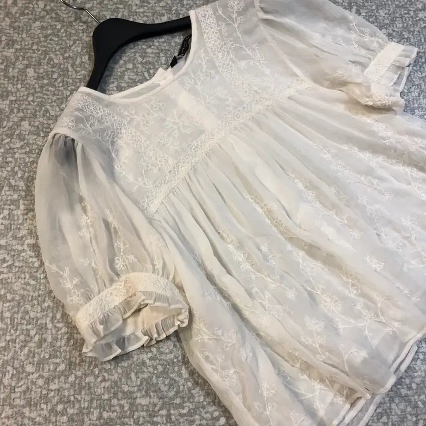 [BUNJANG] ZARA Lace Eyelet Balloon Sleeve Blouse / ZARA 자라 마랑맛 레이스 시스루 아일렛 벌룬 반팔 블라우스 자수