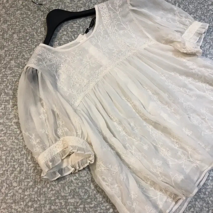 [BUNJANG] ZARA Lace Eyelet Balloon Sleeve Blouse / ZARA 자라 마랑맛 레이스 시스루 아일렛 벌룬 반팔 블라우스 자수