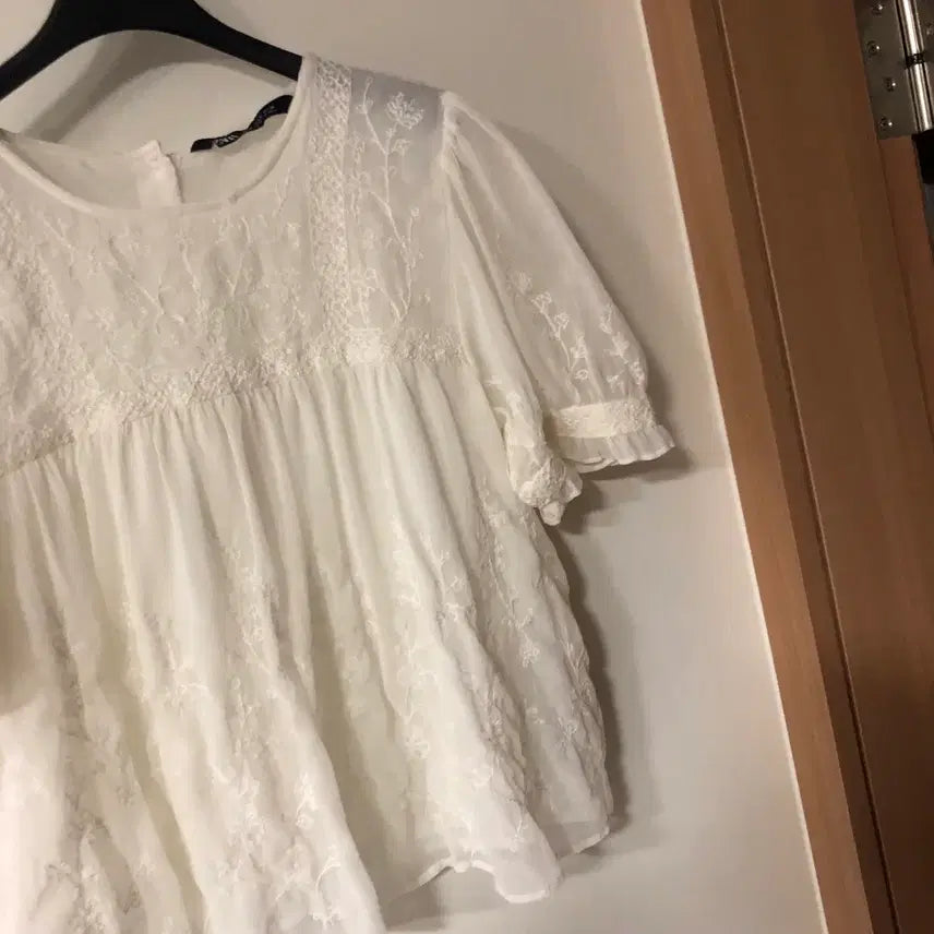[BUNJANG] ZARA Lace Eyelet Balloon Sleeve Blouse / ZARA 자라 마랑맛 레이스 시스루 아일렛 벌룬 반팔 블라우스 자수