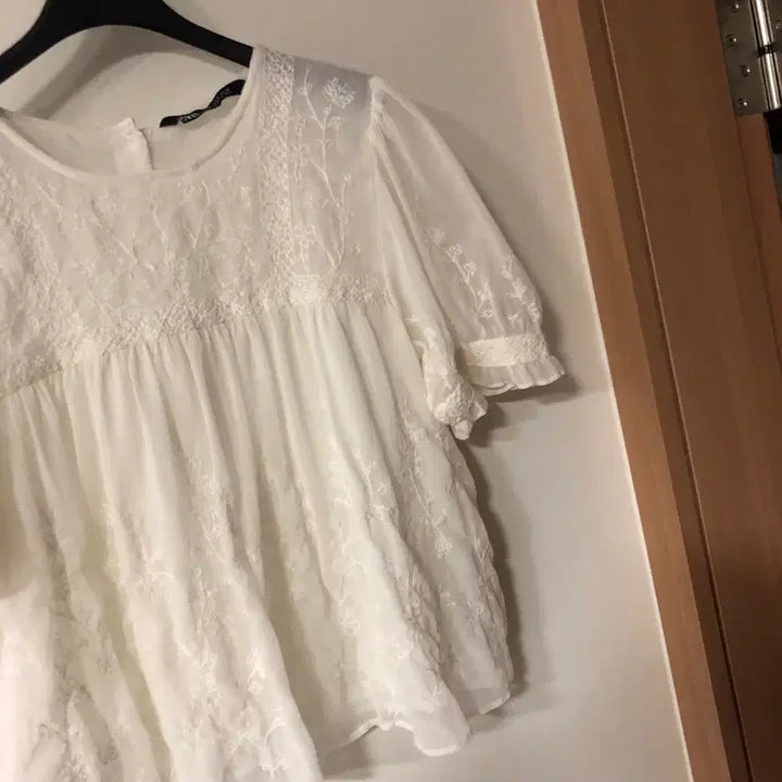 [BUNJANG] ZARA Lace Eyelet Balloon Sleeve Blouse / ZARA 자라 마랑맛 레이스 시스루 아일렛 벌룬 반팔 블라우스 자수