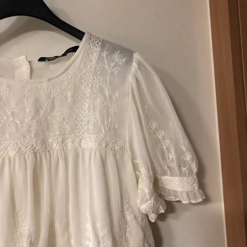 [BUNJANG] ZARA Lace Eyelet Balloon Sleeve Blouse / ZARA 자라 마랑맛 레이스 시스루 아일렛 벌룬 반팔 블라우스 자수