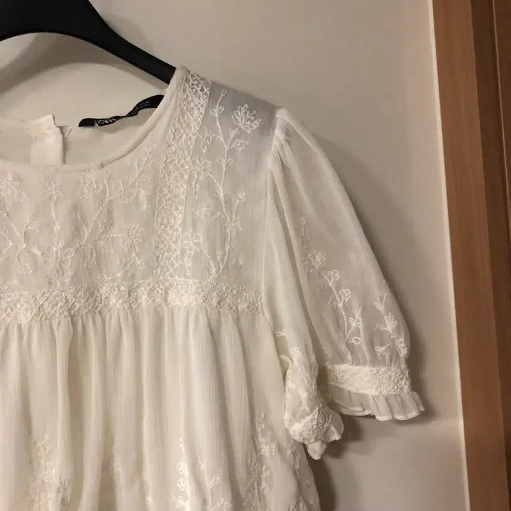 [BUNJANG] ZARA Lace Eyelet Balloon Sleeve Blouse / ZARA 자라 마랑맛 레이스 시스루 아일렛 벌룬 반팔 블라우스 자수