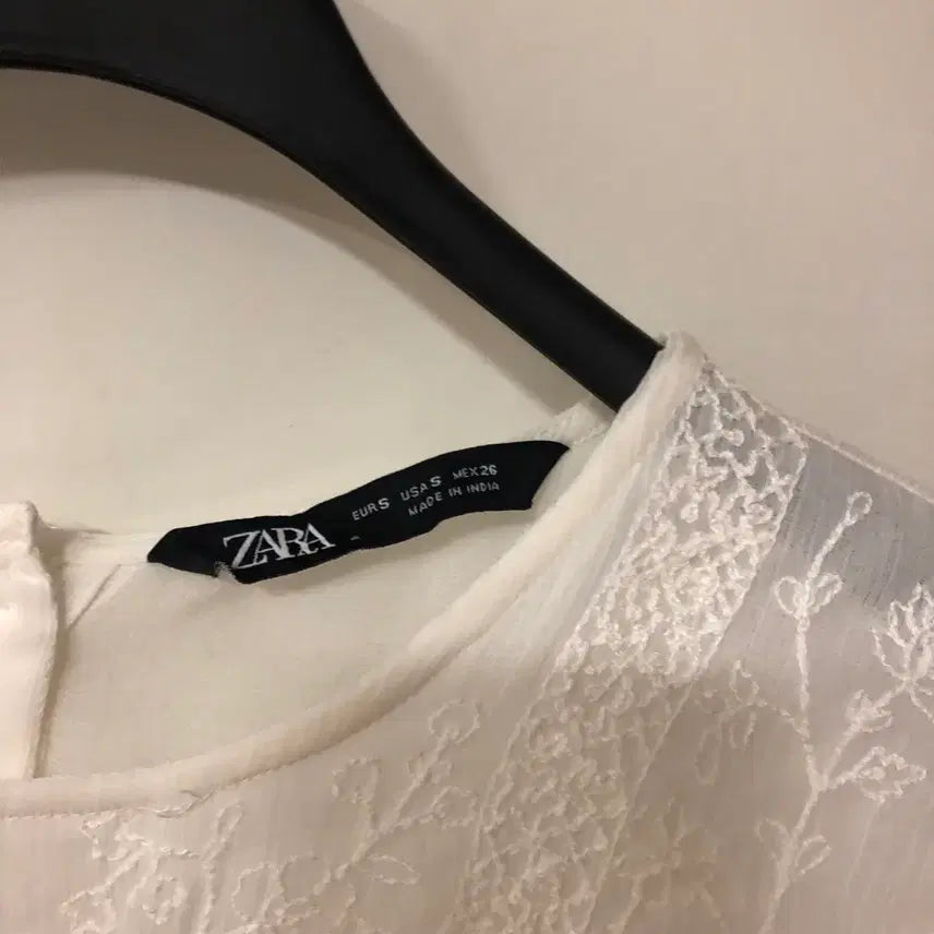 [BUNJANG] ZARA Lace Eyelet Balloon Sleeve Blouse / ZARA 자라 마랑맛 레이스 시스루 아일렛 벌룬 반팔 블라우스 자수