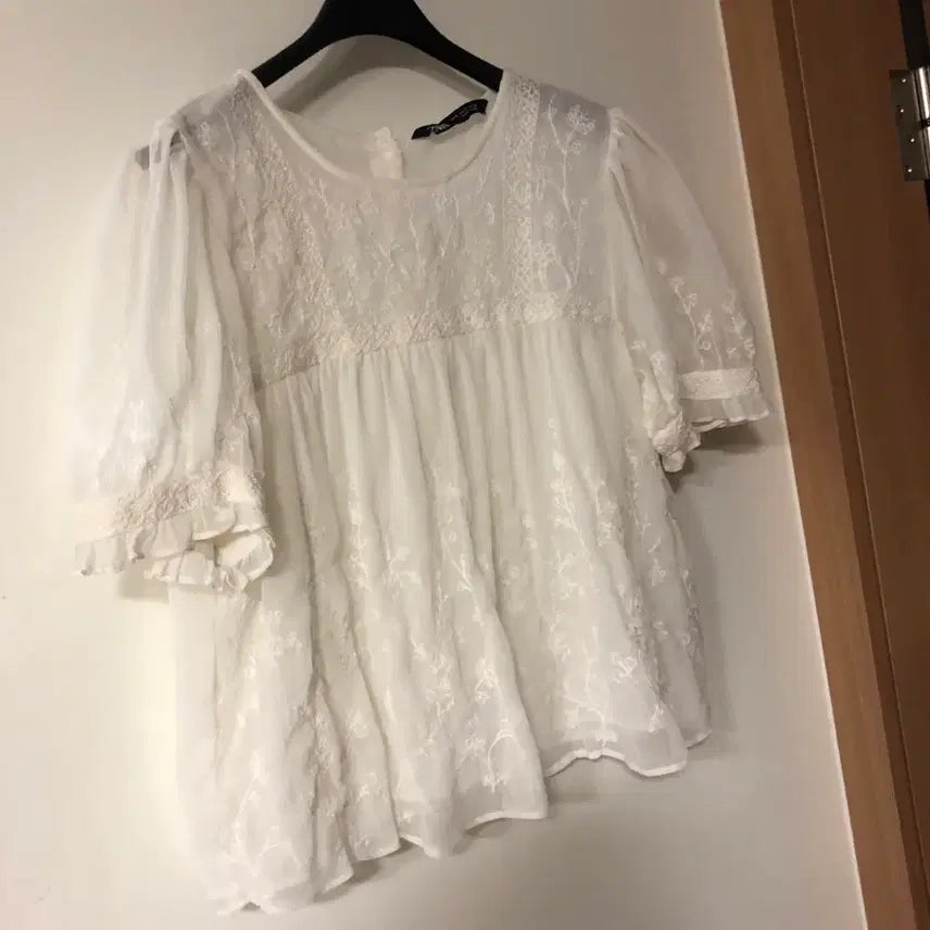 [BUNJANG] ZARA Lace Eyelet Balloon Sleeve Blouse / ZARA 자라 마랑맛 레이스 시스루 아일렛 벌룬 반팔 블라우스 자수