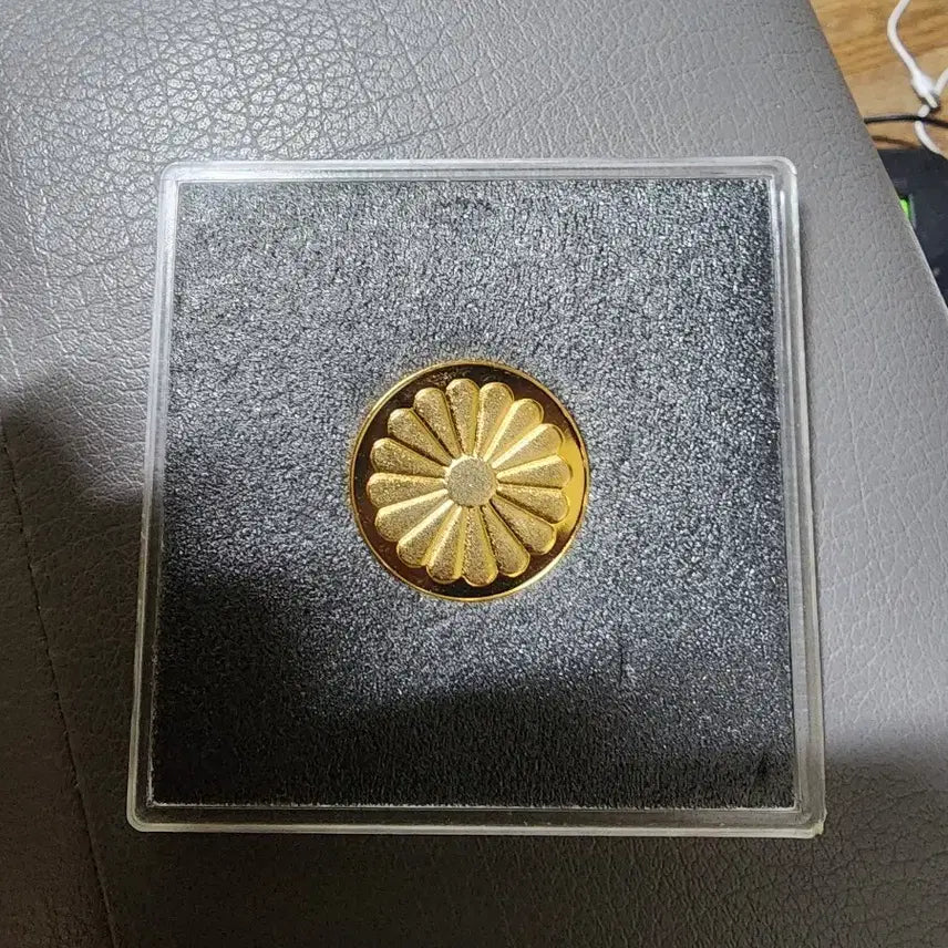 [BUNJANG] Japanese Emperor 50th Anniversary Commemorative Gold Coin / 일왕 즉위 50주년 기념 금화 코인