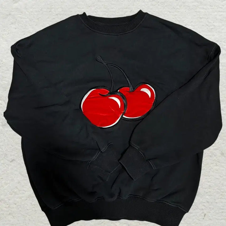 [BUNJANG] KIRSH Big Cherry Velvet Applique Sweatshirt / KIRSH 빅체리 벨벳 아플리케 맨투맨