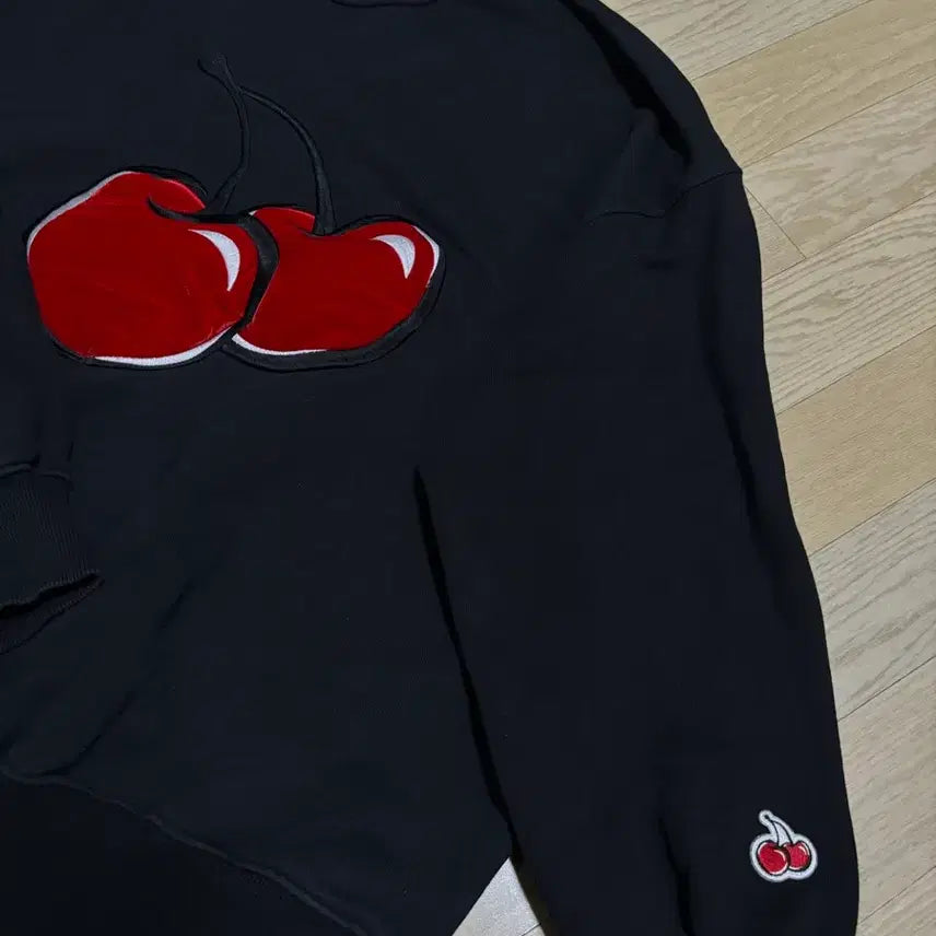 [BUNJANG] KIRSH Big Cherry Velvet Applique Sweatshirt / KIRSH 빅체리 벨벳 아플리케 맨투맨