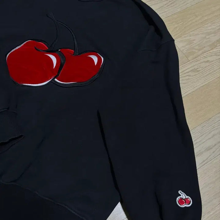 [BUNJANG] KIRSH Big Cherry Velvet Applique Sweatshirt / KIRSH 빅체리 벨벳 아플리케 맨투맨