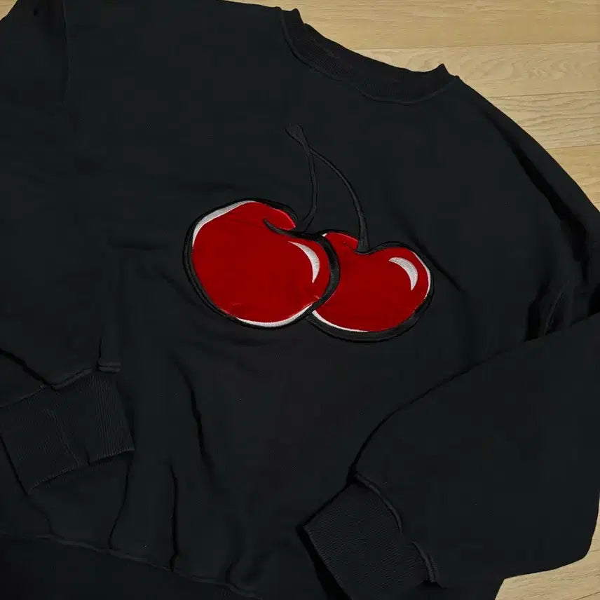 [BUNJANG] KIRSH Big Cherry Velvet Applique Sweatshirt / KIRSH 빅체리 벨벳 아플리케 맨투맨