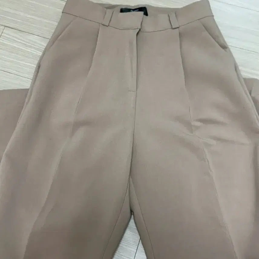 [BUNJANG] Hiniqu Pinstuck Wide Straight Long Slacks (Beige, S) / 히니크_ 핀턱 와이드 일자 롱 슬랙스(베이지 s)