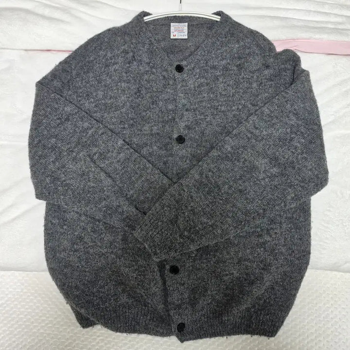 [BUNJANG] stu Round Neck Cardigan with Chess Pin Brooch / stu 라운드 넥 가디건 체스 핀 브로치