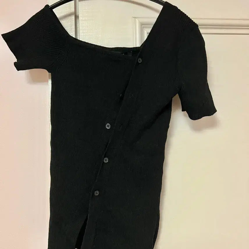 [BUNJANG] Diagonal Off-Shoulder Button Knit / 새상품) 다이애그널 오프숄더 버튼 니트