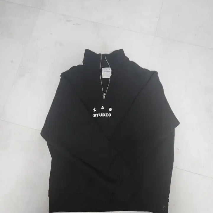 [BUNJANG] IAB Studio Half Zip-Up Black White / M]중고 아이앱 스튜디오 하프 집업 블랙 화이트