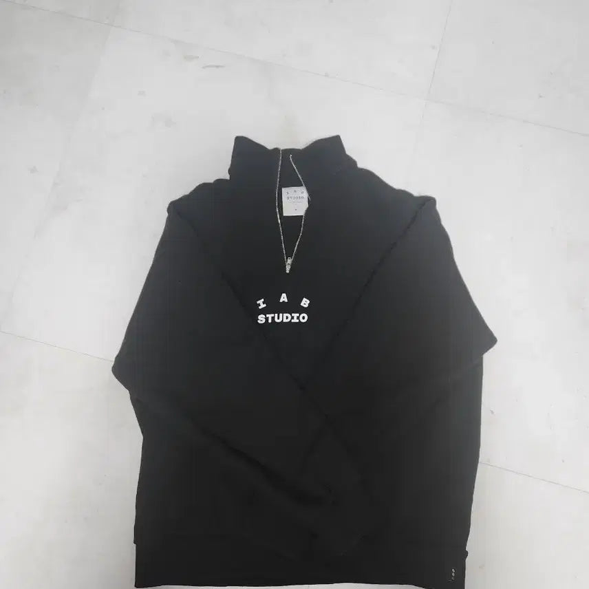 [BUNJANG] IAB Studio Half Zip-Up Black White / M]중고 아이앱 스튜디오 하프 집업 블랙 화이트