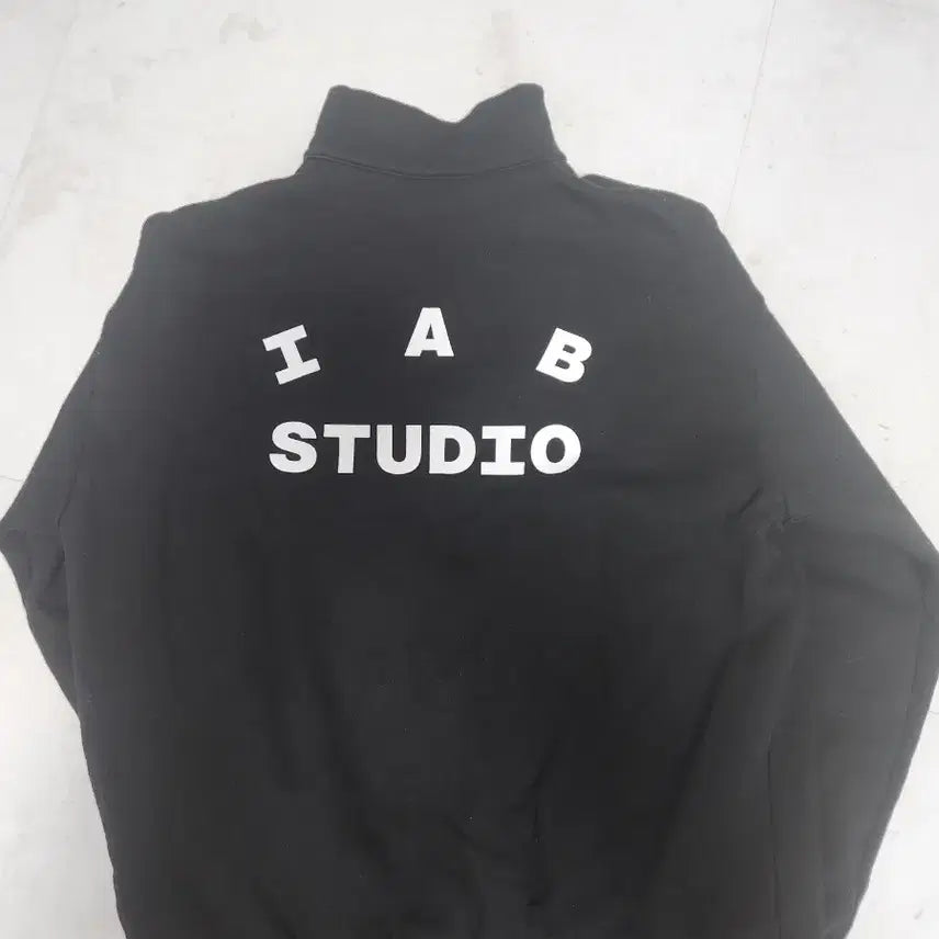 [BUNJANG] IAB Studio Half Zip-Up Black White / M]중고 아이앱 스튜디오 하프 집업 블랙 화이트