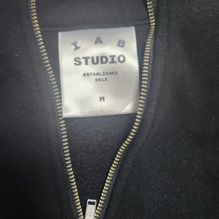 [BUNJANG] IAB Studio Half Zip-Up Black White / M]중고 아이앱 스튜디오 하프 집업 블랙 화이트