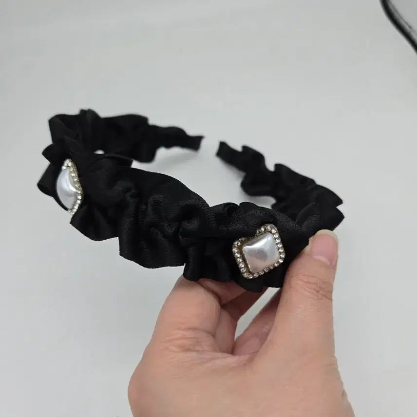 [BUNJANG] Black Pleated Hairband with Cubic Embellishments / 블랙 주름 헤어밴드 큐빅 장식
