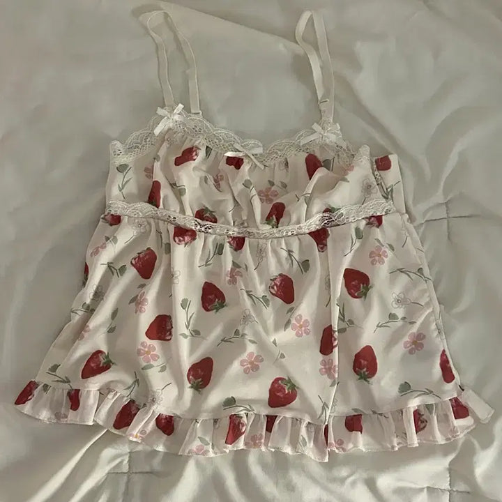 [BUNJANG] Romwe Strawberry Lace Frill Ivory Camisole / 롬위 romwe 딸기 레이스 프릴 아이보리 나시 캐미솔 히메갸루 모리걸