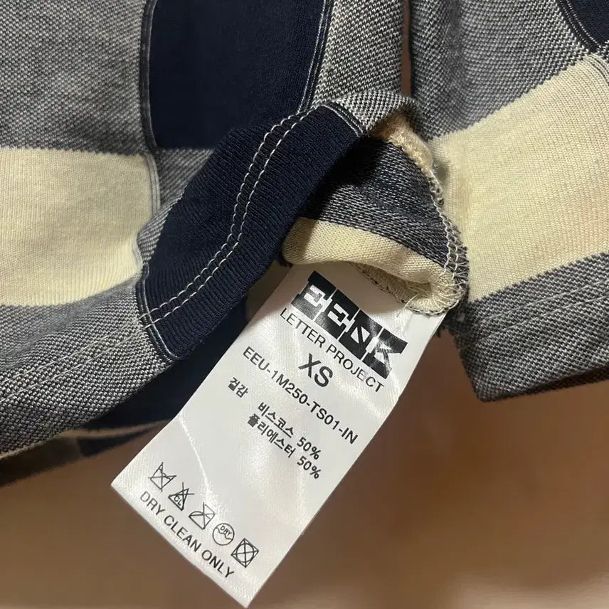 [SOLD OUT] eenk 잉크 urio 유리오 저지 크롭탑 아이보리네이비 체크 xs
