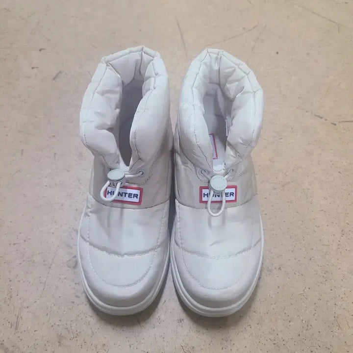 [SOLD OUT] 헌터 패딩 숏 패딩부츠 아이보리