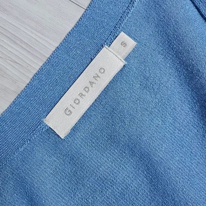 [SOLD OUT] 새옷--2025년산 지오다노 하늘 가디건..스몰 반품 44 길이 57