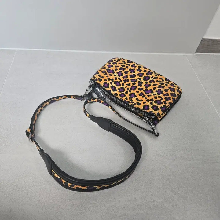 [BUNJANG] Vivienne Westwood Leopard Shoulder Bag / 새상품 비비안웨스트우드 레오파드 숄더백  크로스