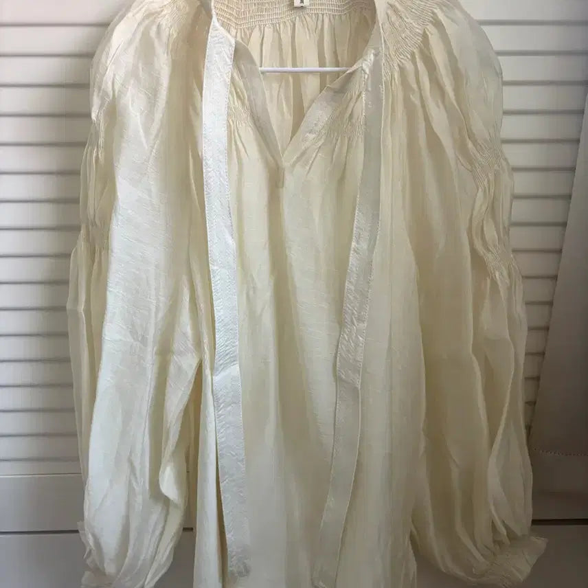 [SOLD OUT] 비코튼 몰리 블라우스 Moly blouse lemon cream