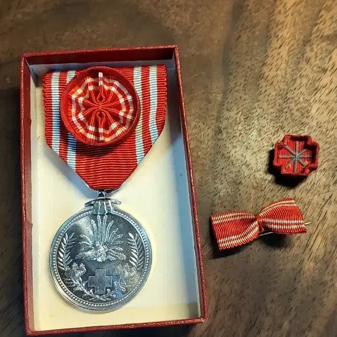 [BUNJANG] Japanese Red Cross Society Merit Medal / 일본 적십자사 공로 훈장 판매합니다