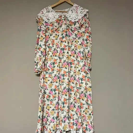 [SOLD OUT] 새상품) 고퀄 플라워 레이스 카라 롱원피스(프리사이즈)