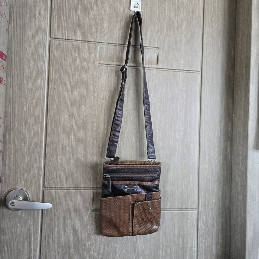 [SOLD OUT] Buckaroo 버커루 브라운 가죽 미니 크로스백