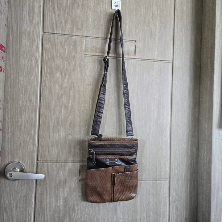 [SOLD OUT] Buckaroo 버커루 브라운 가죽 미니 크로스백