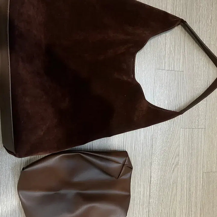 [BUNJANG] Suede Hobo Bag / 스웨이드 호보백 (미착용 제품)