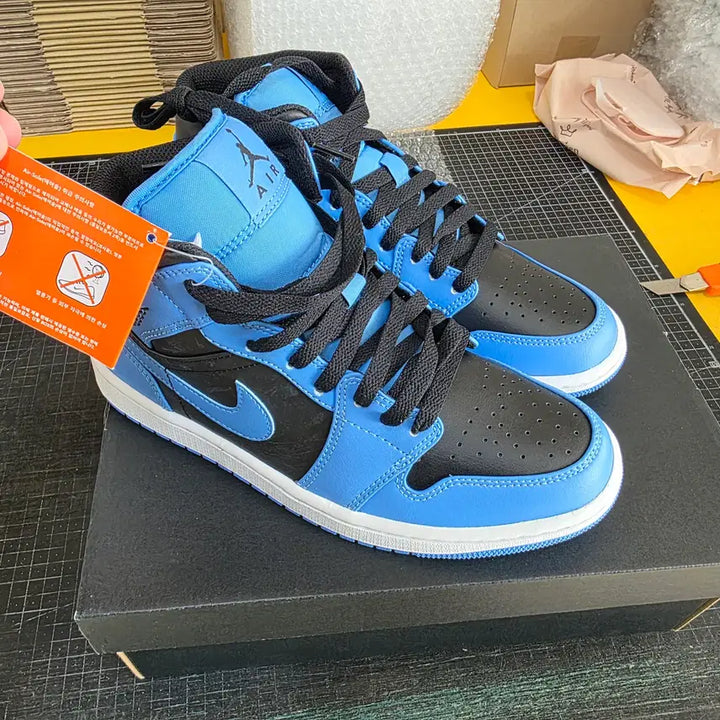 [BUNJANG] Nike Air Jordan 1 Mid University Blue Sneakers / 나이키 에어조던1 미드 유니버시티 블루 사이즈 250 판매합니다.
