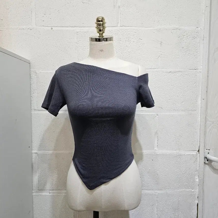 [BUNJANG] Off-Shoulder Crop Top - Charcoal / 한쪽어깨 오프숄더 크롭 무지 반팔- 차콜
