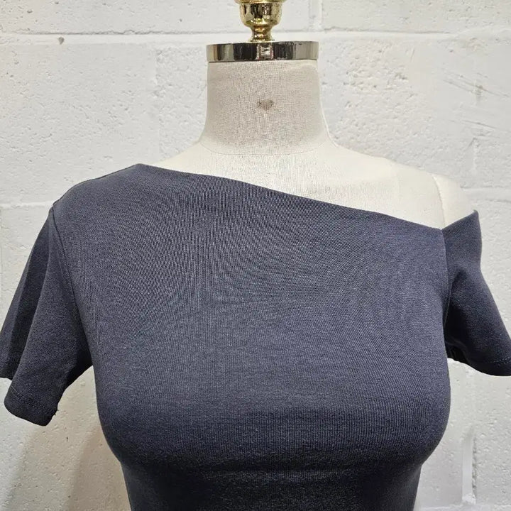 [BUNJANG] Off-Shoulder Crop Top - Charcoal / 한쪽어깨 오프숄더 크롭 무지 반팔- 차콜