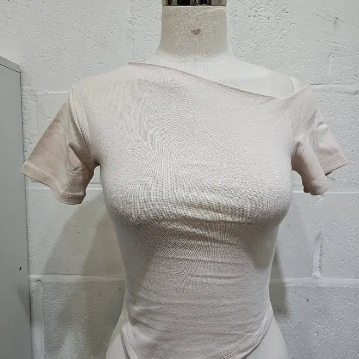 [BUNJANG] Off-Shoulder Crop Top - Light Beige / 한쪽어깨 오프숄더 크롭 무지 반팔- 연베이지
