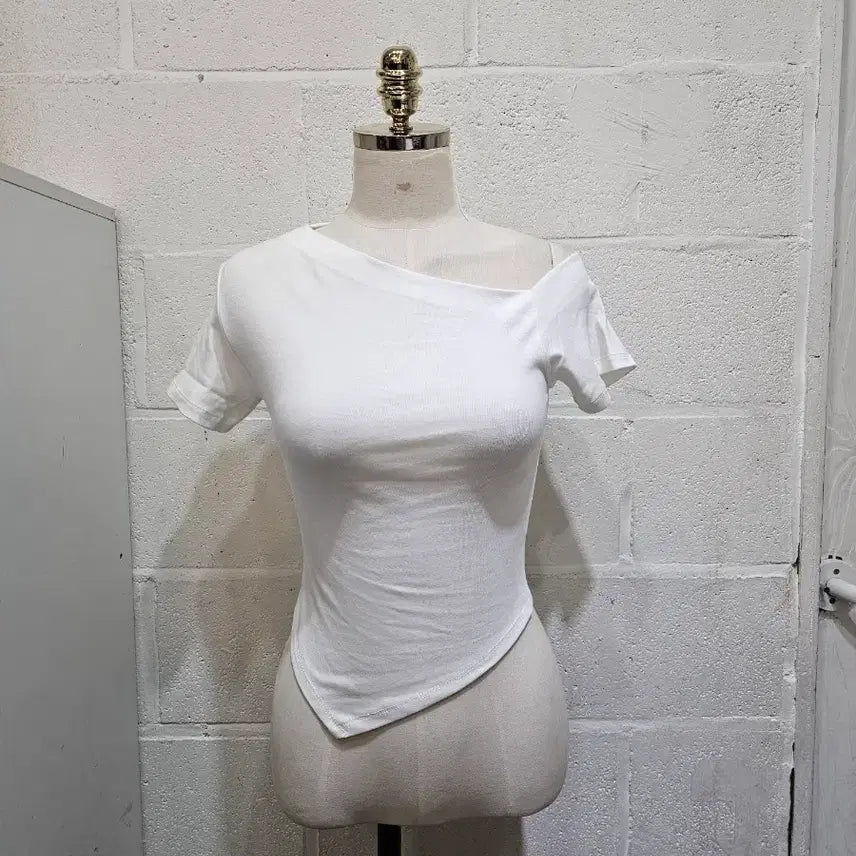 [BUNJANG] Off-Shoulder Crop Top - White / 한쪽어깨 오프숄더 크롭 무지 반팔- 화이트