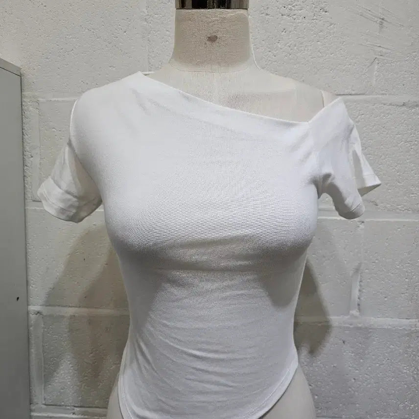 [BUNJANG] Off-Shoulder Crop Top - White / 한쪽어깨 오프숄더 크롭 무지 반팔- 화이트
